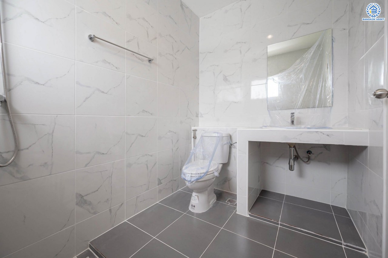 บ้านมือสองตกแต่งใหม่ โครงการ ปริญลักษณ์ วงแหวน-สาทร หลังมุม เนื้อที่ 36.9 ตร.ว. ฟังก์ชัน 3 ห้องนอน 4 ห้องน้ำ 2 ที่จอดรถ ภายในกว้าง พื้นที่ใช้สอยเยอะ บนทำเลเดินทางสะดวก ติดถนนกาญจนาภิเษก เชื่อมต่อถนนเพชรเกษม, ถนนกัลปพฤกษ์ ใกล้รถไฟฟ้าสายสีน้ำเงิน "สถานีหลักสอง"